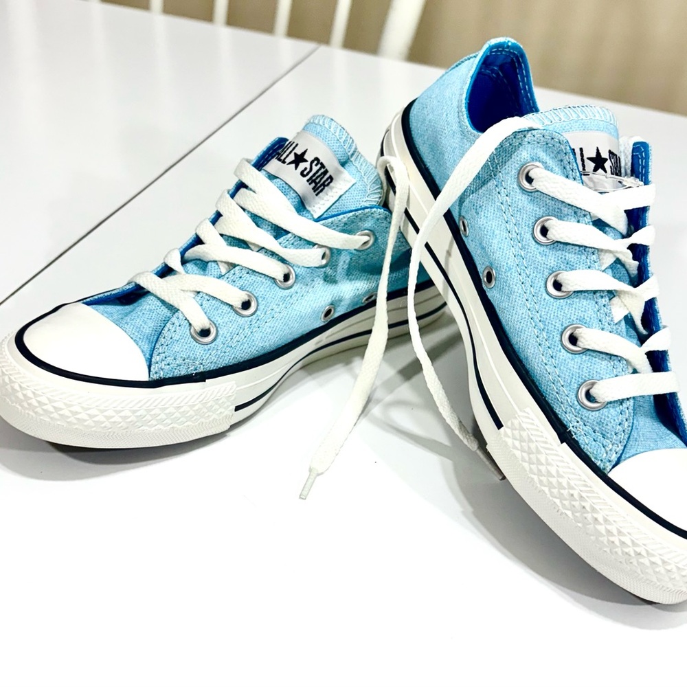 Converse All Star Light Blue & White Chuck Taylor Chucks Low Top Sneakers (New)